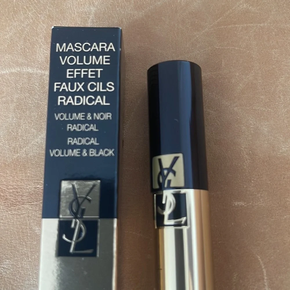 YSL mascara volume effet . Black. New .